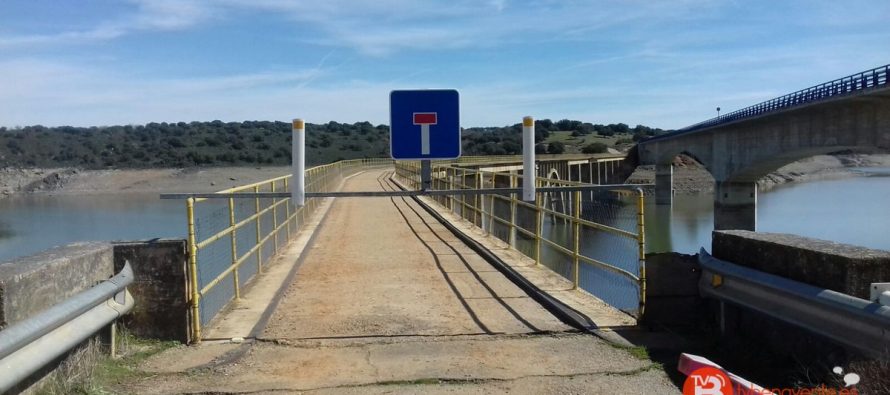 Cortado el antiguo puente de Manzanal del Barco sobre el embalse del Esla