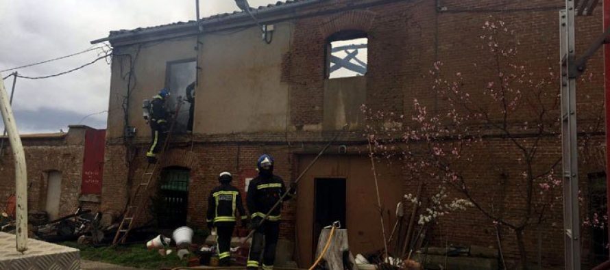Una vivienda familiar se incendia y se reduce a escombros en Fuentesaúco