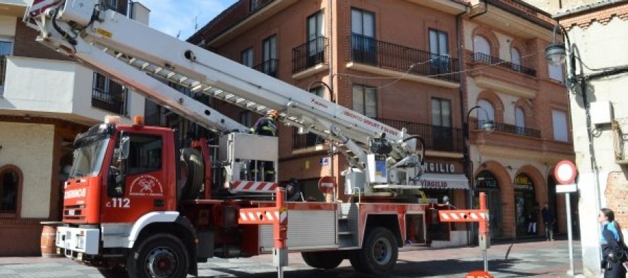 Gran susto en la Plaza de Juan Carlos I por la caída de varias tejas