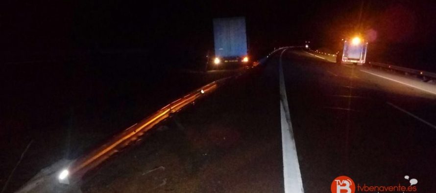 Un camión articulado se sale de la carretera en Cerecinos de Campos