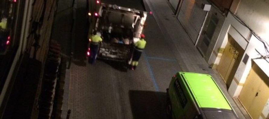 El camión de la basura entra marcha atrás y sale en dirección prohibida