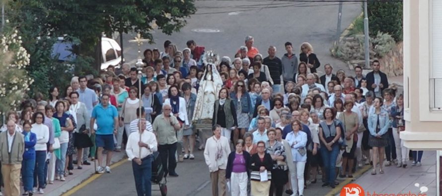 Un centenar de personas acude a la procesión del Rosario de la Aurora