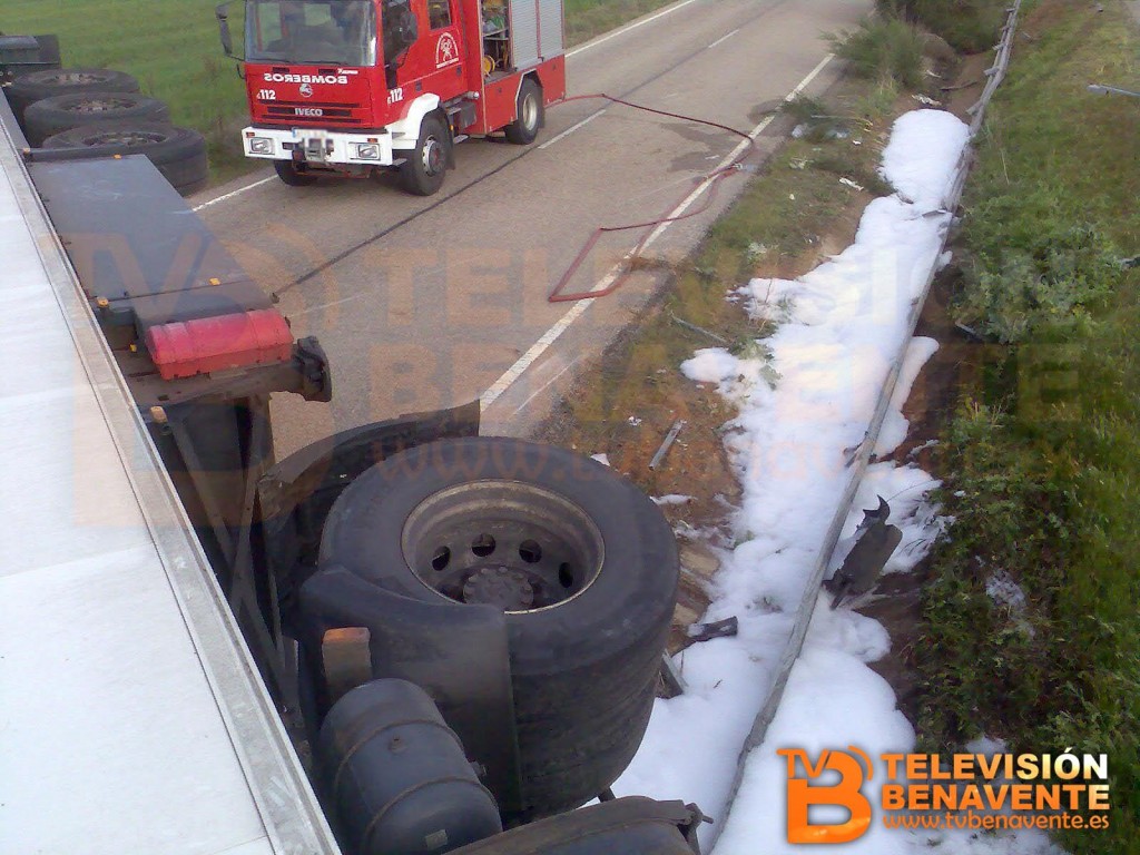 ACCIDENTE DE CAMIÓN EN EL KILÓMETRO 226 DE LA A6 (COTANES DEL MONTE) Televisión Benavente ACCIDENTE DE CAMIÓN EN EL KILÓMETRO 226 DE LA A6 (COTANES DEL MONTE) Televisión Benavente