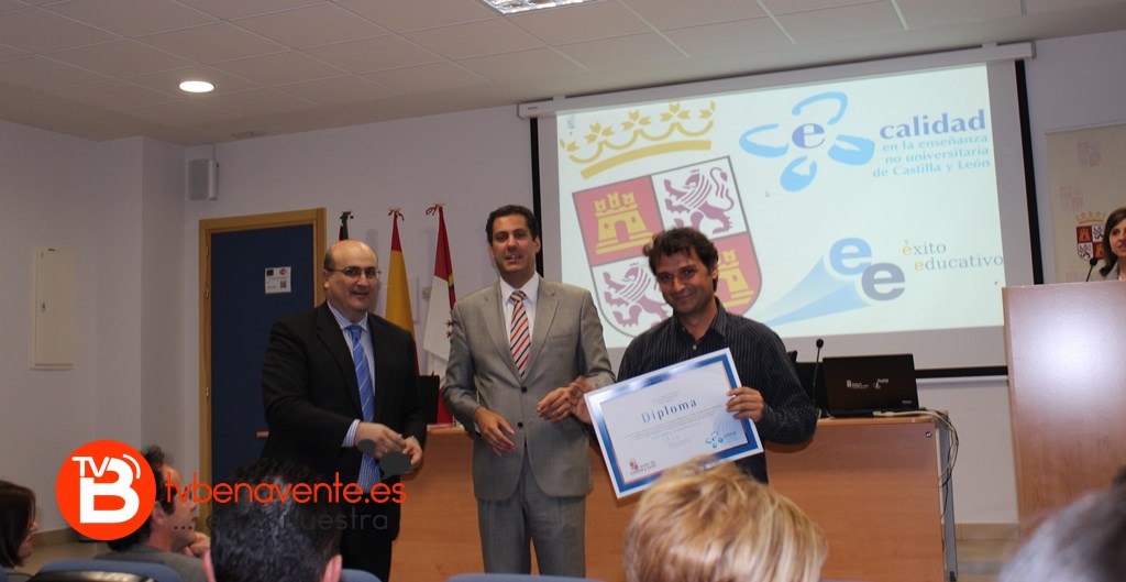 Coordinador recibiendo el Diploma de Mejor Programa de Calidad