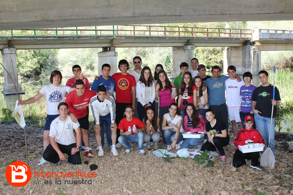 Grupo de alumnos y profesores en el  río Órbigo