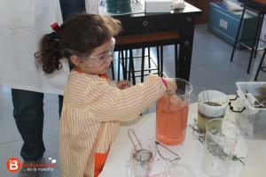 Alumna de 1º Infantil haciendo un perfume