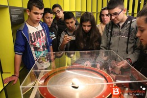 Alumnos observando uno de los experimentos de Tesla