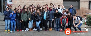 Grupo de alumnos y profesores delante del Museo