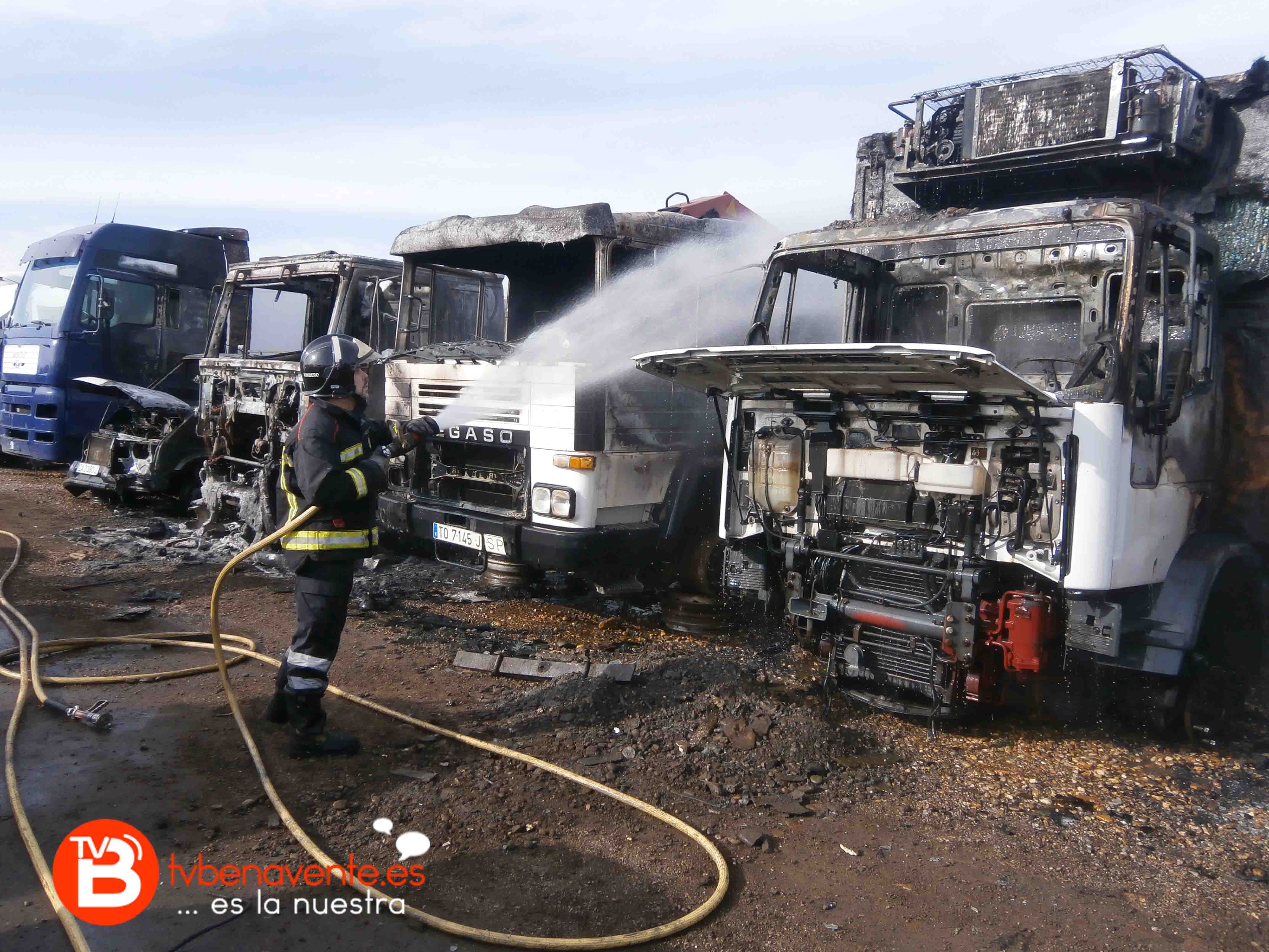 INCENDIADOS 5 CAMIONES Y UNA EN UN DESGUACE DE BENAVENTE. Televisión Benavente INCENDIADOS 5 CAMIONES Y UNA EN UN DESGUACE DE BENAVENTE. Televisión Benavente