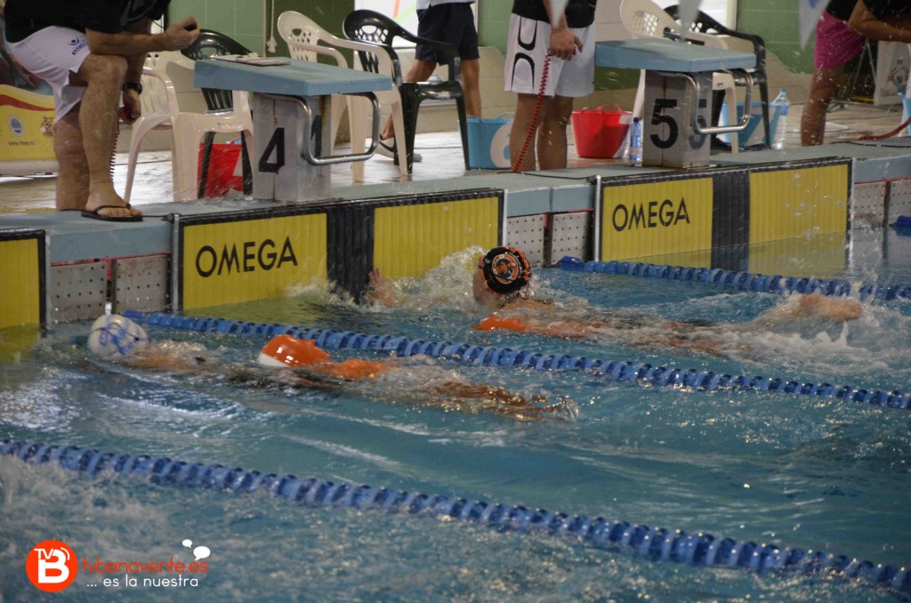 Carolina Ganado Amador en la piscina