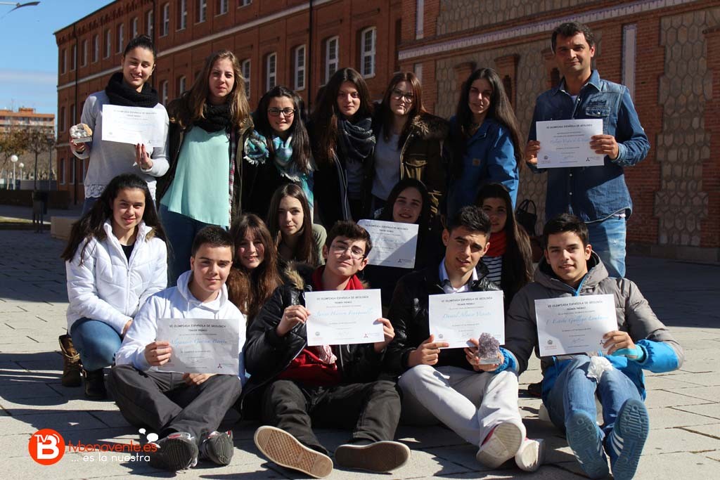 Grupo de alumnos y profesor con los diplomas y premios ganados