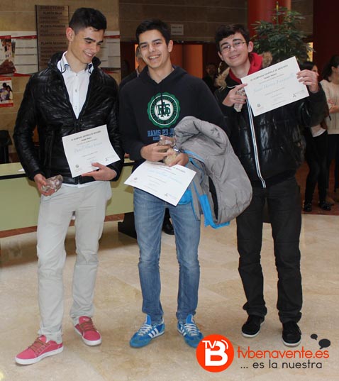 Los alumnos de la Vega (Daniel, Íker y Javier) recogiendo el 1º Premio