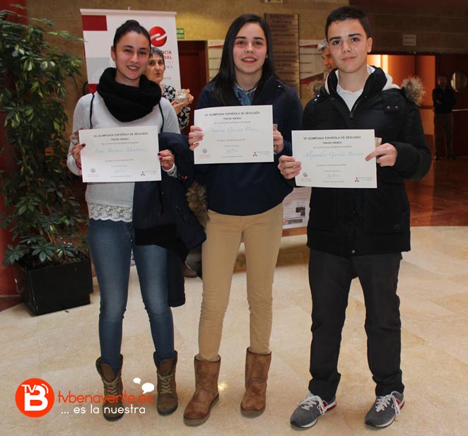 Los alumnos de la Vega (Irene, Andrea y Alejandro) recogiendo el 3º Premio
