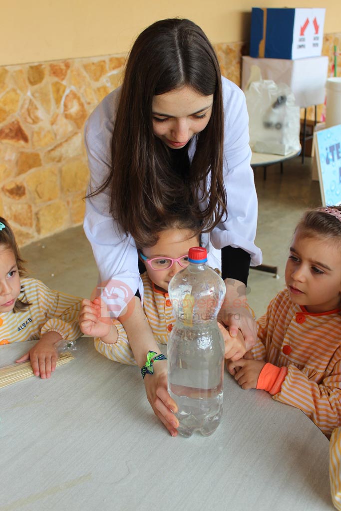 Alumna de 4º ESO explicando un experimento con el agua