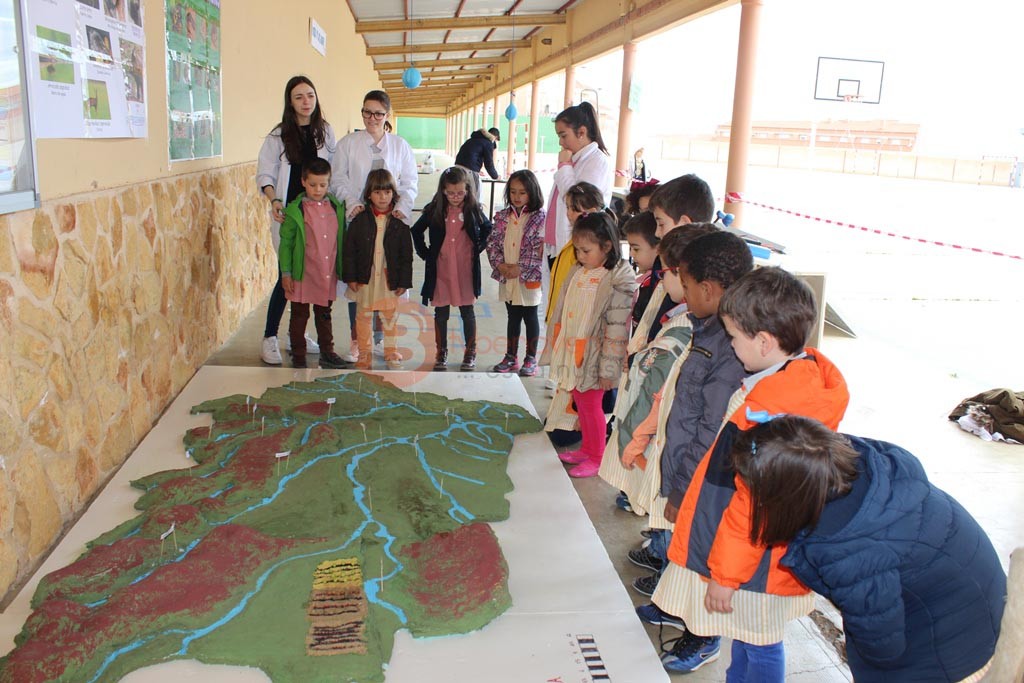 Alumnos de 3ºA Infantil viendo la maqueta de la comarca