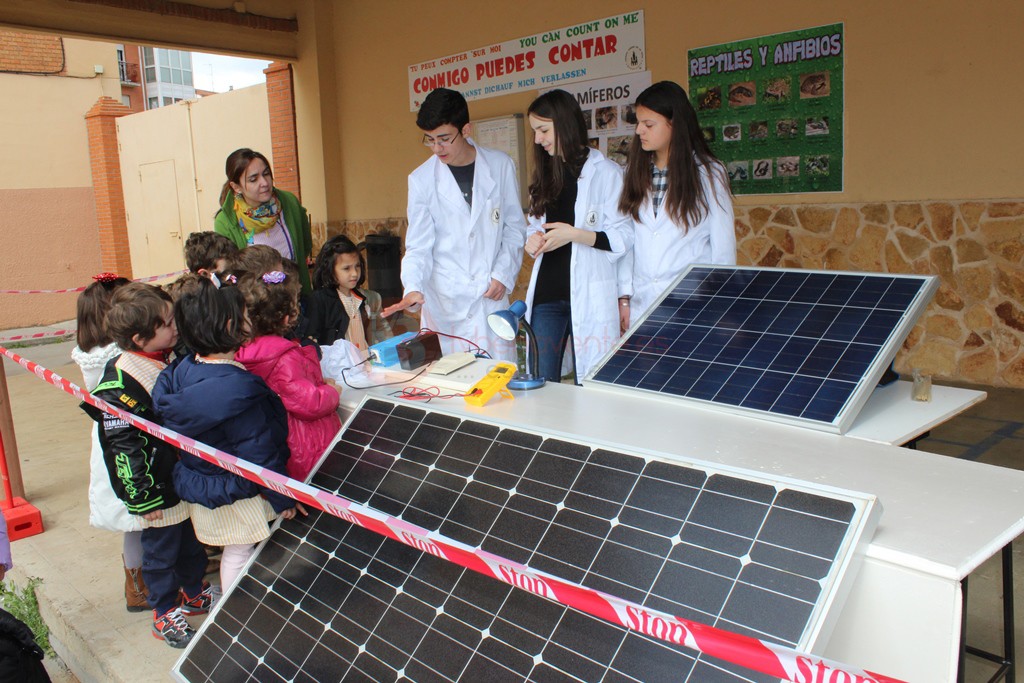 Alumnos de 4º ESO explican las placas solares