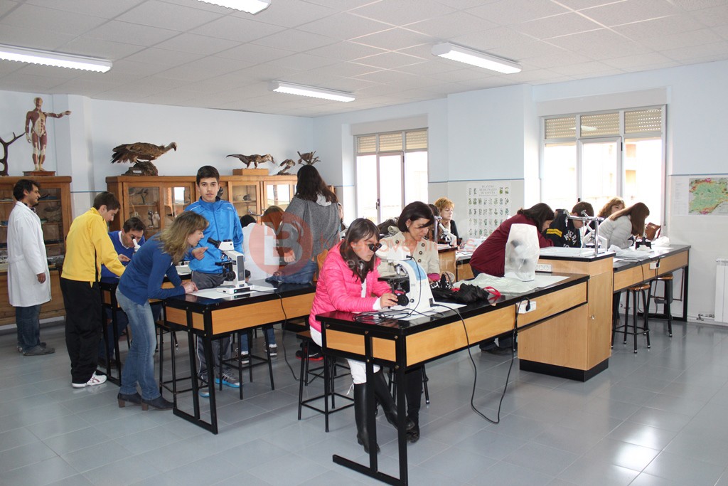 Padres y alumnos en el laboratorio de Biología