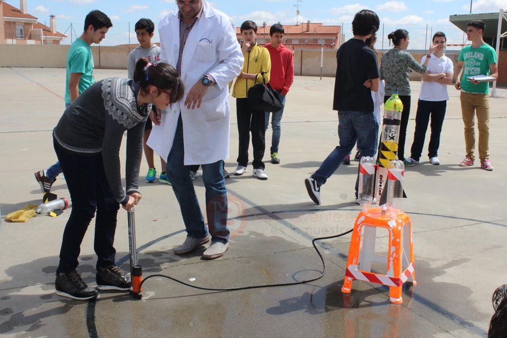 Alumna preparada para lanzar su cohete de agua
