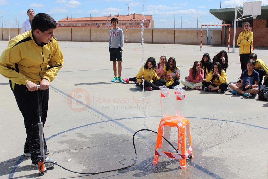 Alumno que acaba de lanzar un cohete de agua