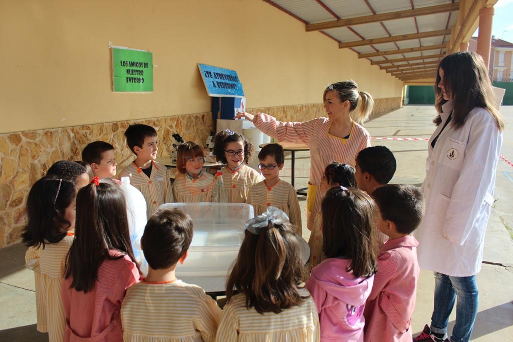 Alumnos de Infantil realizando experimentos con el agua