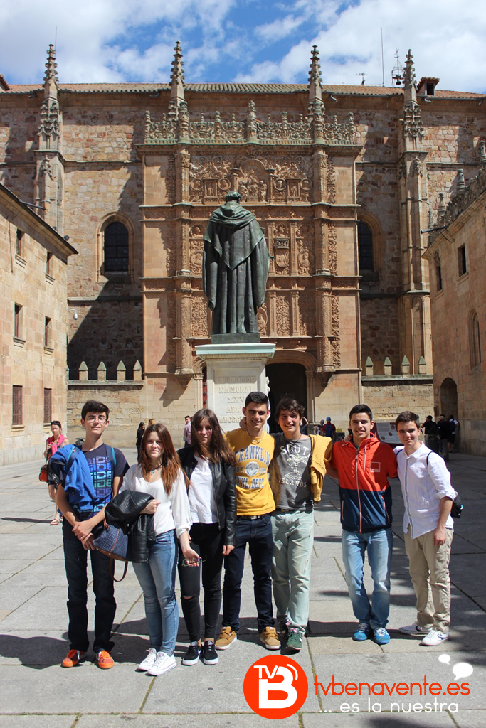 Alumnos delante del edifico de la Universidad de Salamanca
