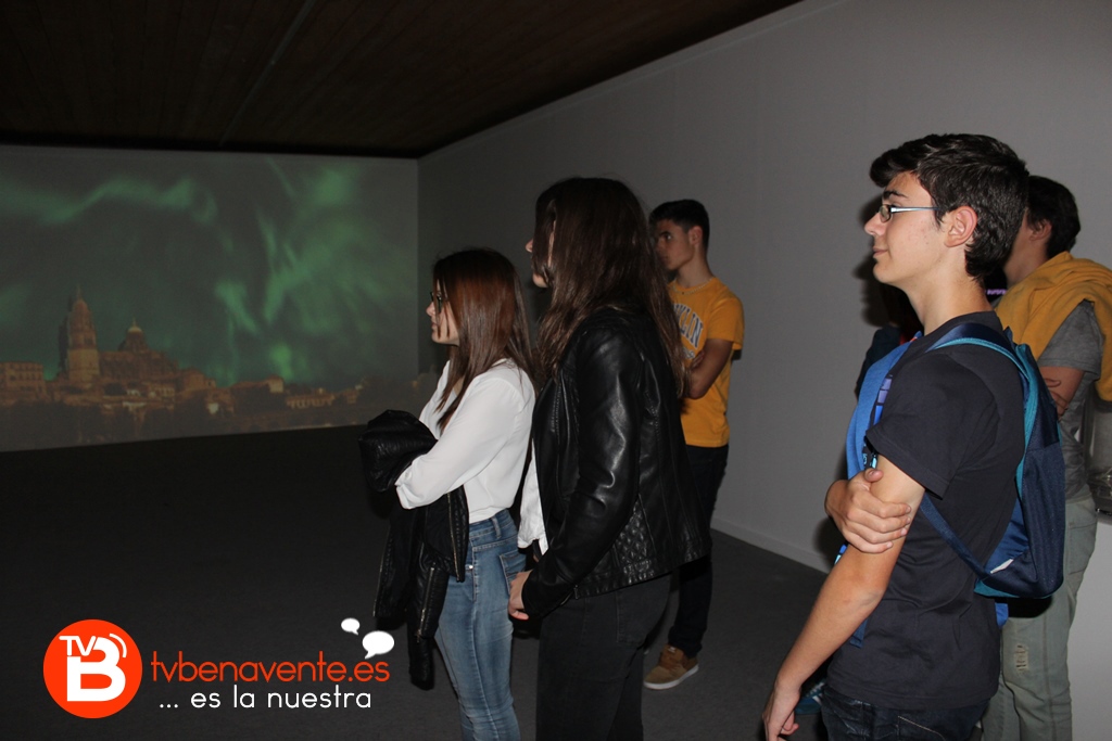 Alumnos en la exposición de auroras boreales