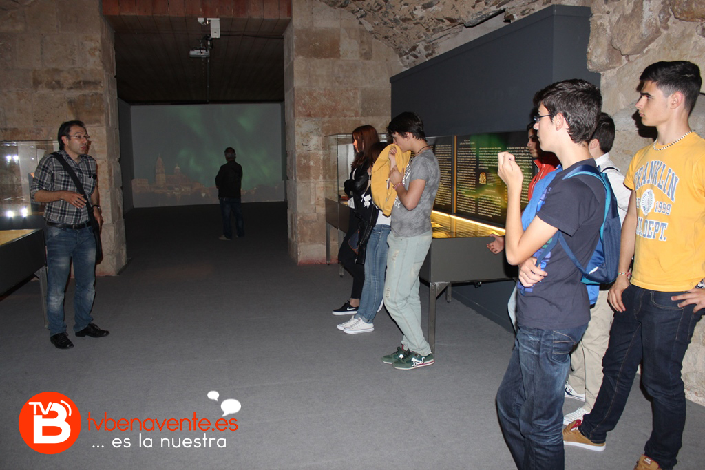 Miguel Ángel explicando la exposición de auroras boreales a los alumnos de la Vega