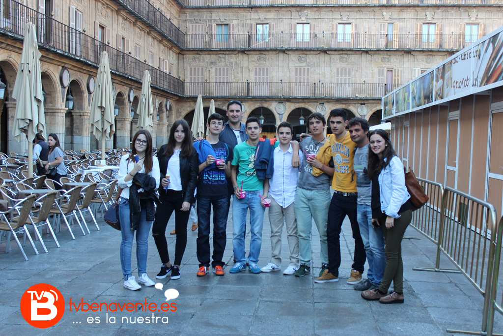 Profesores y alumnos en la Plaza Mayor de Salamanca