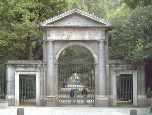 PUERTA REAL del REAL JARDÍN BOTÁNICO del Madrid. Realizada por Francisco Sabatini (17221797) en 1781.
