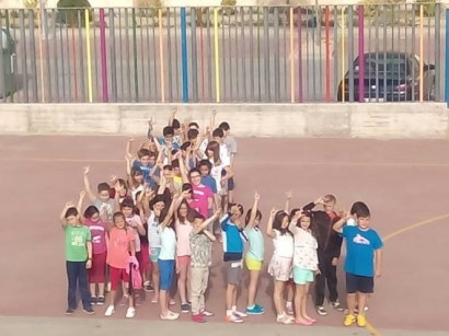 niños formando una L (lectura)
