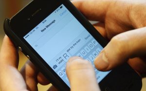 ARA1 LONDRES (REINO UNIDO) 17/01/2014.- Un hombre escribe un mensaje de texto en su teléfono móvil, en Londres (Reino Unido) hoy, viernes 17 de enero de 2014. La Agencia Nacional de Seguridad (NSA) estadounidense recoge a diario casi 200 millones de mensajes de texto de teléfonos móviles en todo el mundo, una operación secreta que comparte con el espionaje británico, aseguró ayer "The Guardian". EFE/Andy Rain